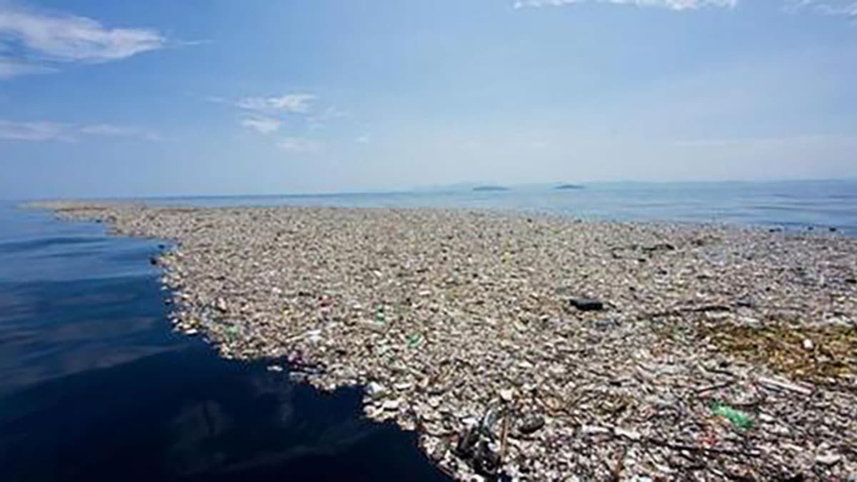 Plastic waste in the ocean